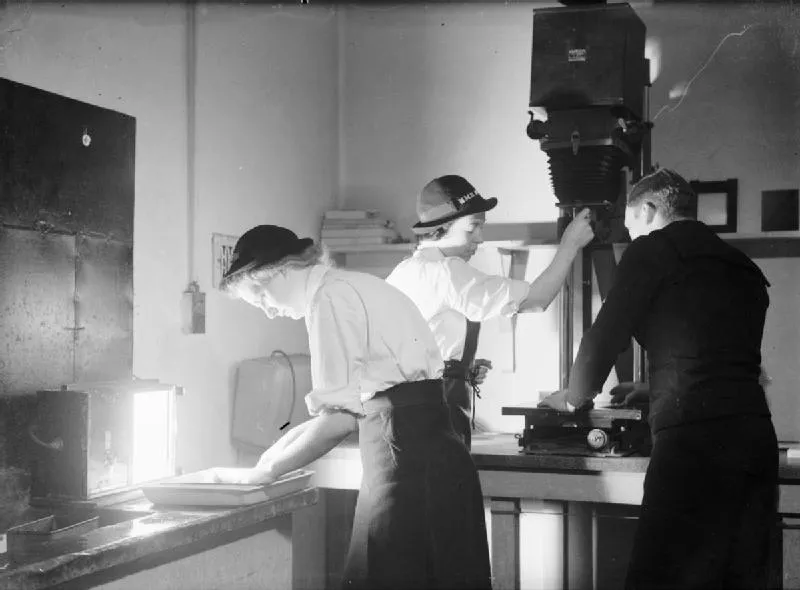 Royal Navy official photographer, Wrens training as photographic assistants, enlarging and developing prints, RNAS Donibristle (1942)